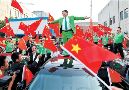 Trần Quang Tiêu tạo dáng trên một chiếc xe "100% hàng Trung Quốc" mà ông này mua cho những người đi xe hơi Nhật Bản bị người biểu tình đập phá xe hồi tháng trước